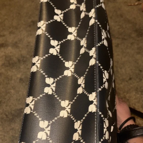 Karl Lagerfeld tote style - Picture 11 of 14